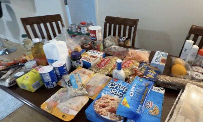 Безкоштовні продукти для ВПО та пенсіонерів у Полтаві