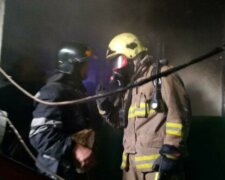Пьяный "виновник пожара" в Харькове вышел из горящей квартиры и уснул на лавочке: кадры ЧП