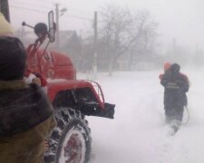 Одиннадцать человек оказались в снежной ловушке на Волыни: слетелись спасатели, кадры с места