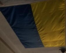 Дірку в стелі адміністрації закрили прапором України: «так і живемо»