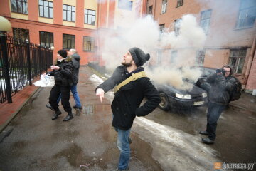 Националисты забросали украинское консульство в Санкт-Петербурге файерами, за что были задержаны (фото)