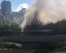 Потужна пожежа спалахнула в центрі Києва, все в диму: перші подробиці і кадри НП