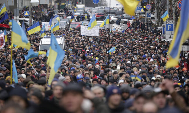 На порозі третя революція: українців попередили про небезпеку, це неминуче