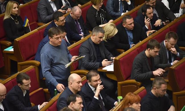 В Україні хочуть урізати зарплати нардепів та скоротити їх кількість до 50 осіб: з'явився документ