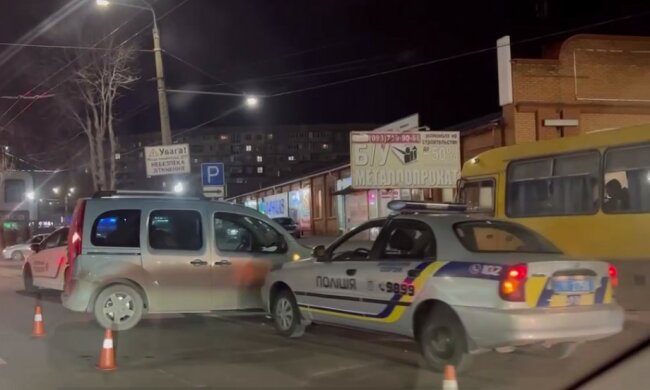 У Кривому Розі автомобіль протаранив поліцейських, фото з місця: рухався по зустрічній