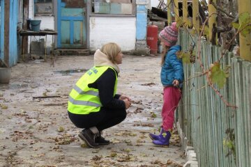 Украинка отказалась от восьмилетней дочери в ее день рождения: "мешает" для личной жизни