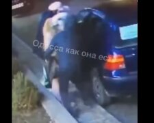 В Одесі чоловіка застукали за мерзенним заняттям, відео: "проводив даму, а потім..."