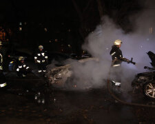 Огонь массово охватил автомобили в центре Днепра: кадры происшествия