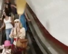 Жінки з мітлами влаштували полювання на киян в метро, відео: "Знімайте маски!"