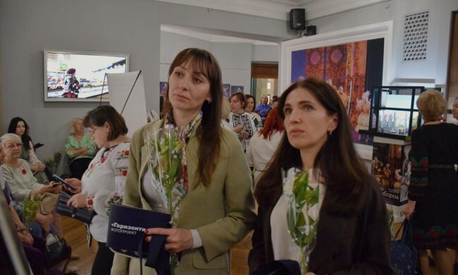 Біль, що застиг у зіницях: у Києві відкрили виставку про жінок, які живуть в очікуванні дива