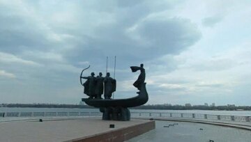 В українській столиці навколо Пам'ятника засновникам Києва благодійники встановили захисну споруду