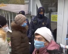Одесситы штурмуют "ковидную"  больницу, угодившую в скандал, видео: бойцов Нацгвардии подняли по тревоге