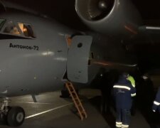 Самолет с Нацгвардией приземлился в Одессе: кадры происходящего