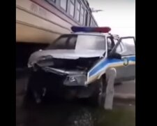 Поезд протаранил полицейское авто под Днепром: видео жуткой аварии