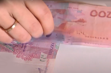 Фальшивые купюры захлестнули Украину: в НБУ дали совет, как распознать гривневые подделки