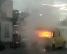 Пламя охватило маршрутку в Киеве, кадры ЧП: водитель сделал все возможное