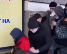 Киевляне пошли на "штурм" секонд-хенда, люди толкаются и падают: кадры безумия