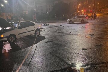 в Киеве водитель сбил двух мотоциклистов