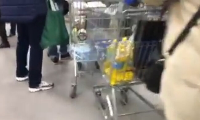 Українці штурмують магазини і тікають з міст: кадри і подробиці того, що відбувається