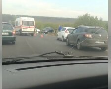 Авария на окружной в Харькове парализовала движение, фото: "авто вылетело за..."