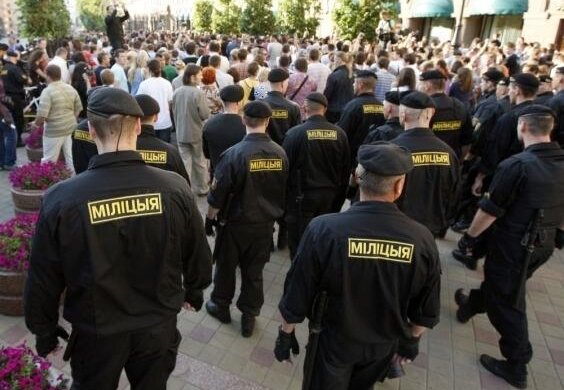 Соцмережі висміяли білоруську міліцію за невмілі розгони – фото, відео