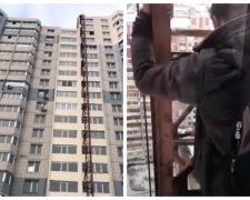 Молодой парень решился на отчаянный поступок под Одессой, видео: "Поднялся на 22-й этаж"