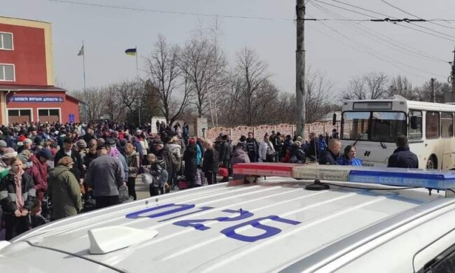 "Ситуація загострюється": окупанти цинічно обстріляли евакуаційний автобус, який віз людей з Лисичанська