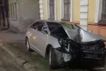 В Харькове автомобиль на полном ходу вылетел на тротуар, кадры ДТП: есть пострадавшие