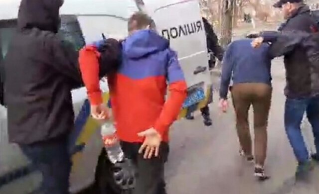"Повалили жінку на землю і штовхали ногами": в Одесі банда підлітків нападає на людей, фото