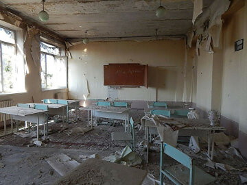 разрушенная школа