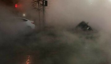 Часть Киева ушла под воду, потоп хлынул на автомобили: кадры с места