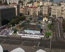Тисячі людей зібралися на Хрещатику, люди деруться на паркани: кадри