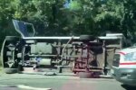 Маршрутка, набита людьми, перекинулася на київській трасі: кадри ДТП