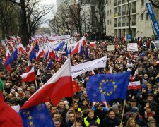 В Варшаве на акцию протеста вышли десятки тысяч поляков (фото)