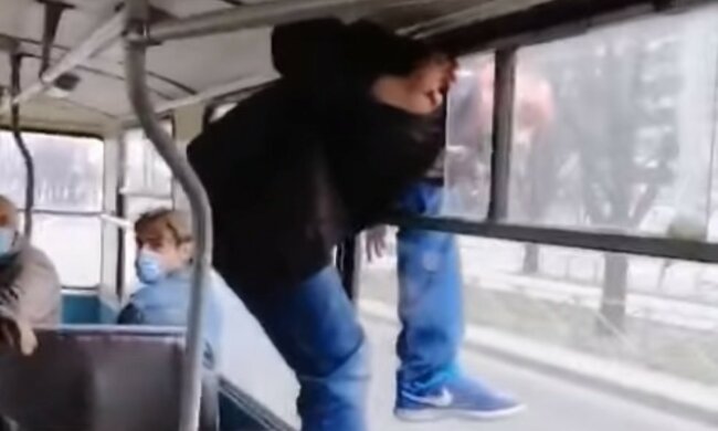 Неадекват избил кондуктора и полез в форточку: видео вопиющего случая в Черкассах