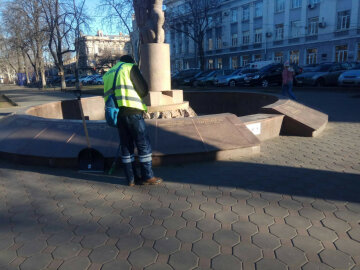 Вандалы поиздевались над семью памятниками в Одессе: кадры беспредела
