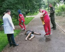Человек без сознания найден посреди парка в центре Одессы:  что известно