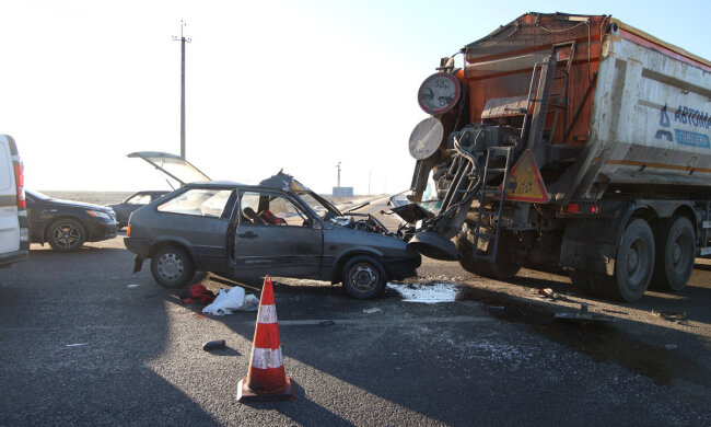 На трасі Дніпро-Кривий Ріг легковик врізався у вантажівку: є загиблі, фото з місця