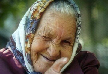 92-летняя украинка сбежала с самоизоляции через окно, чтобы купить платок: "все ради Пасхи"