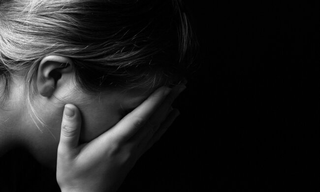 девушка плачет