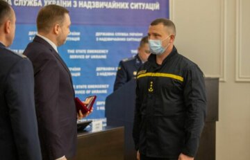 Денис Монастырский наградил специалиста ГСЧС, который во время пожара в Киеве спас ребенка