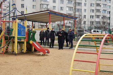 Женщина в черном подстерегает детей на детских площадках: что о ней известно и как выглядит