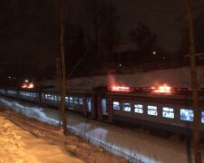Страшный пожар охватил поезд под Киевом, десятки пассажиров в ловушке: кадры огненного ЧП