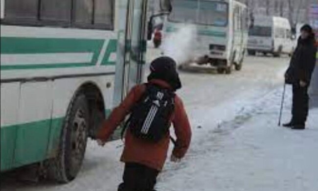 «Проведи меня до остановки»: в Днепре родители забили тревогу из-за подозрительного мужчины