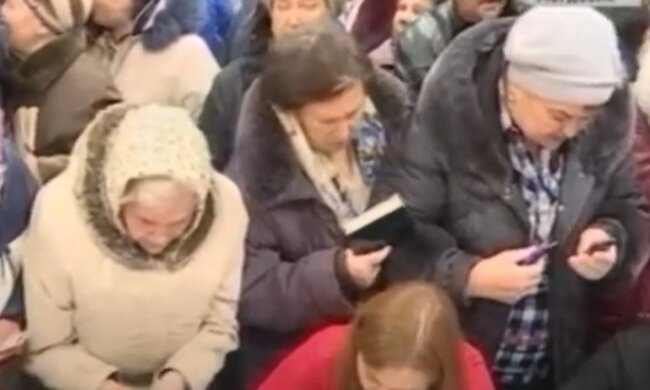 Крымские пенсионеры выстроились в огромные очереди за деньгами от Путина, кадры: «Как во времена СССР»