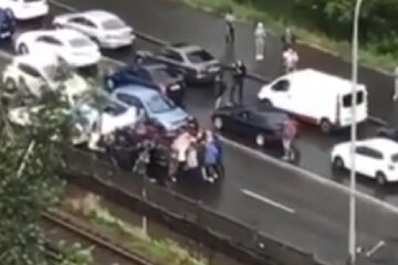 Разгневанная толпа перекрыла мост-метро в Киеве, проехать невозможно: кадры бунта