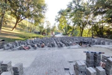 У Києві з'явився свій "Стоунхендж", але приводів для гордості мало, фото: "Треш якийсь"