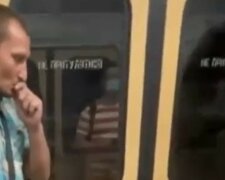 В Харькове мужчина без маски удивил поведением в метро, фото: "прямо в вагоне начал..."