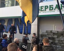 Блокада Сбербанку: в Києві розбирають барикади – фото