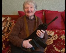 Пережила Сталина: после нападения путина 93-летняя украинка впервые в жизни взяла оружие в руки